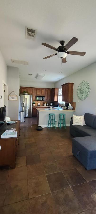 Hill Country Haute N Haus Relax And Renew Fischer Bagian luar foto